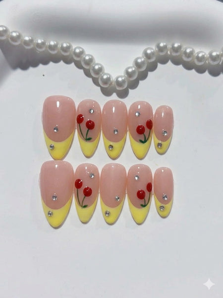 Cherry Lemon Press-On Nägel Mandelform mittellang, Nude-Gelb French mit Kirschen und Strass-Steinen