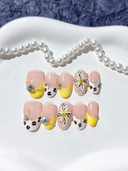 Sunny Tiger Blossom Press-On Nägel Oval kurz, Nude-Gelb French mit Blumenmotiv und Strass-Steinen