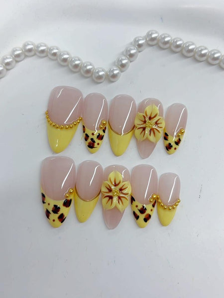 Yellow Leopard Press-On Nägel Mandelform mittellang, Nude-Gelb French mit Blumen und Tierdruck