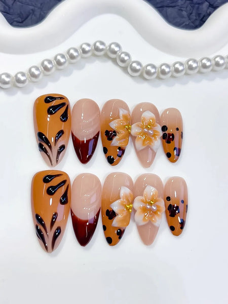 Spiced Magnolia Press-On Nägel Mandelform mittellang, Nude, Braun und Schwarz