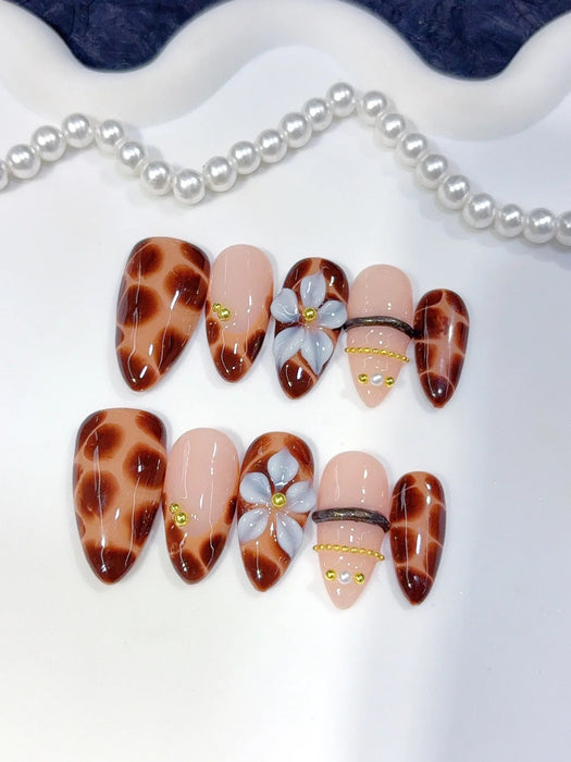 Caramel Instinct Press-On Nägel Mandelform mittellang, Nude, Braun und Weiß mit goldenen Akzenten