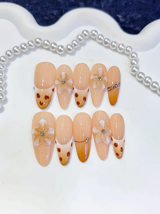 Apricot Muse Press-On Nägel Mandelform lang, Nude und Braun mit goldenen Akzenten