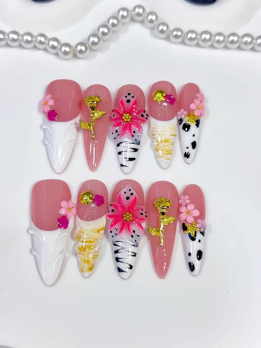Untamed Petals Press-On Nägel Mandelform lang, bunter Mix in Rosa, Pink, Gelb, Weiß und Schwarz mit Blütenmotiven und goldenen Akzenten