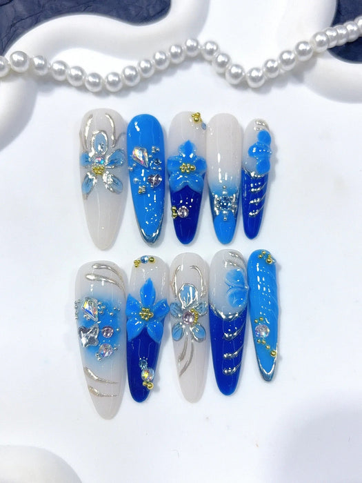 Royal Blue Rhapsody Press-On Nägel Mandelform lang, Royal Blue im Chrom-Look mit silbernen Akzenten