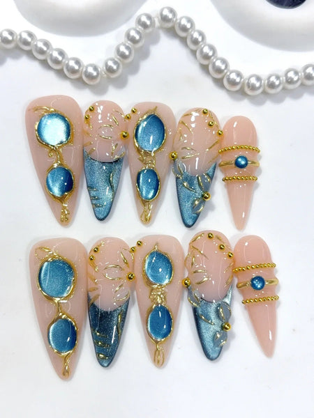 Siren’s Treasure Press-On Nägel Mandelform lang, Cat Eye in Blau mit goldenen Akzenten