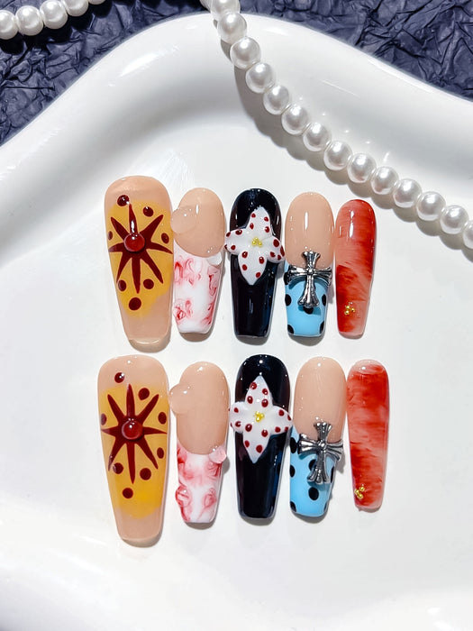 Dark Doll Nail Press-On Nägel lang, Nude-Schwarz mit Blumenmotiven und Kreuz-Charms