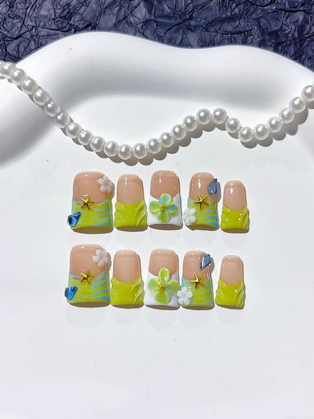 Solar Petal Press-On Nägel Duck-Form kurz, Weiß mit botanischen Blüten in Blau und Gelb