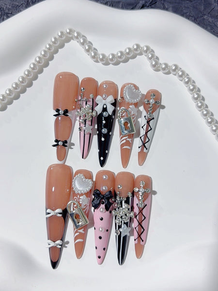 Locked in Lace Press-On Nägel Stiletto lang, Nude-Rosa mit gotischen Bögen, Schlössern und Kreuz-Motiven