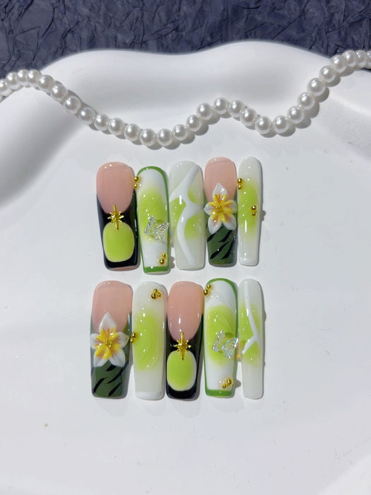 Jade Blossom Press-On Nägel Ballerina lang, Dunkelgrün-Weiß-Verlauf mit Plumeria-Blüten und Goldperlen